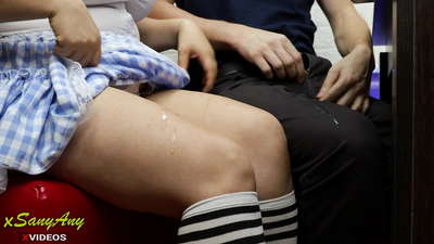 د ښوونځي ځوانه انجلۍ د کور په کار کې ټولګیوال ته ټوکې کوي - xsanyAny